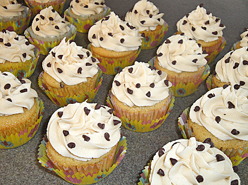 chocolate chip cookie dough cupcakes